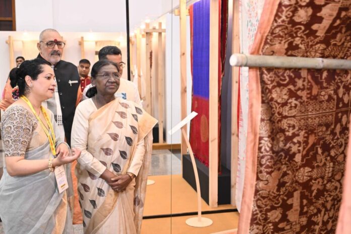 President Droupadi Murmu presenting National Handloom Awards